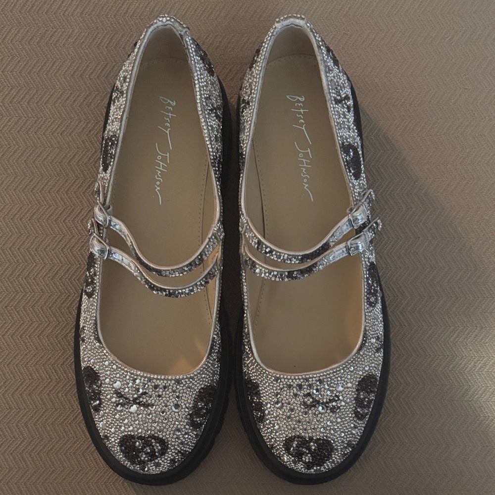 Betsey Johnson Black and Silver Skull Flats - Picture 4 of 4